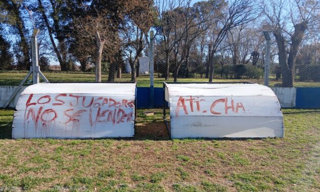 Por acá no: Indignación por los daños sufridos en la cancha de Atlético antes del clásico de Mones Cazón