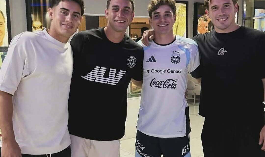 Un jugador de la LPF junto a Julian Alvarez