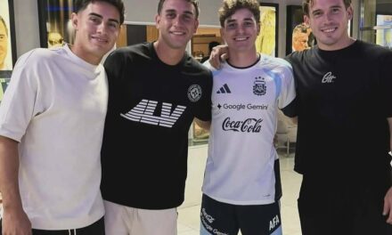 Un jugador de la LPF junto a Julian Alvarez