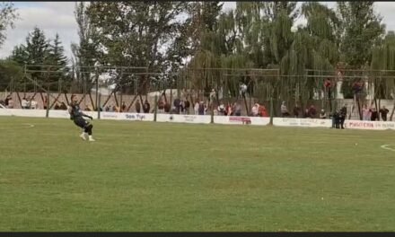 Se produjo en una liga vecina: Un gol muy particular del arquero le dio el clásico a su equipo