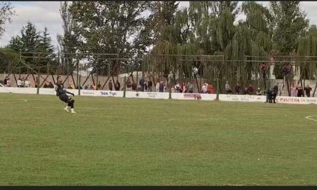 Se produjo en una liga vecina: Un gol muy particular del arquero le dio el clásico a su equipo
