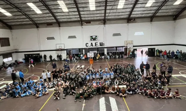 Más de 200 deportistas participaron del Encuentro Regional de Mini Básquet “106º Aniversario CAEU”