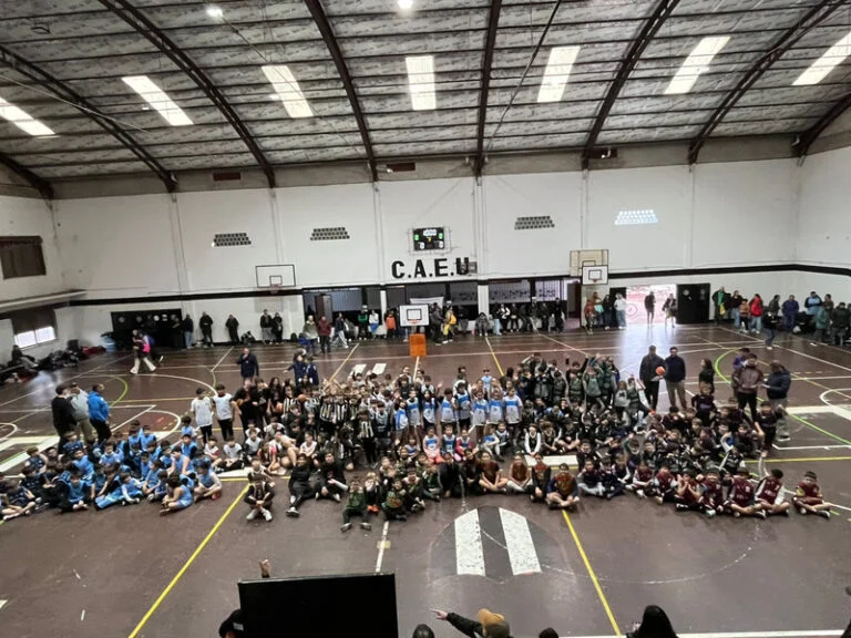 Más de 200 deportistas participaron del Encuentro Regional de Mini Básquet “106º Aniversario CAEU”