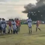 Un hombre que estaba en la hinchada ingresó al campo e intentó agredir a otro futbolista.
